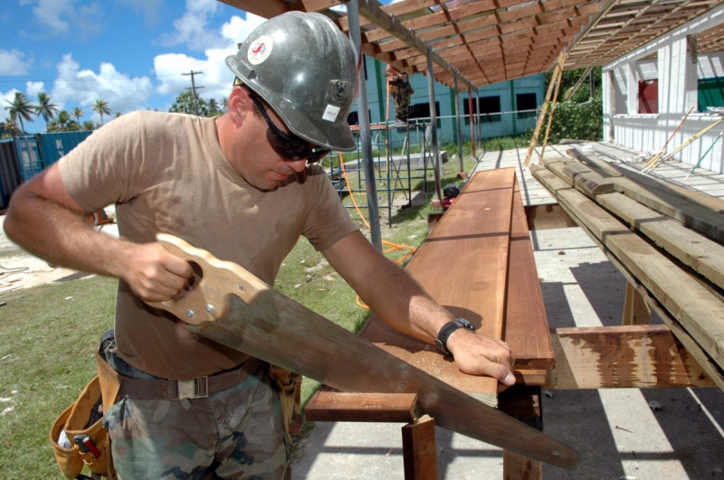 ebeniste-BOUYON-min_worker_construction_building_carpenter_male_job_build_helmet-893290